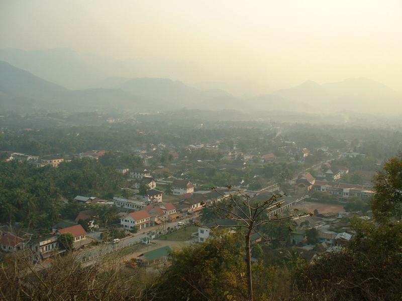 Vue sur la ville du sommet du mont Pousi 01