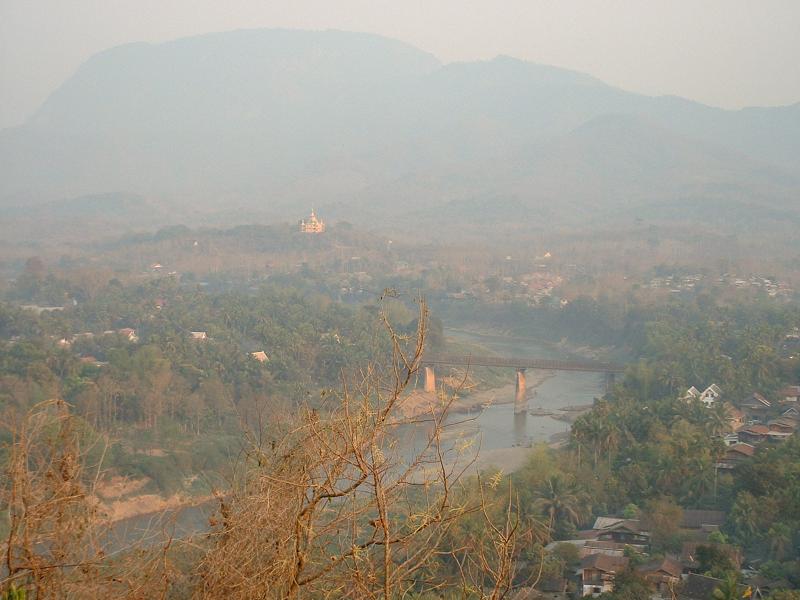 Vue sur la ville du sommet du mont Pousi 02