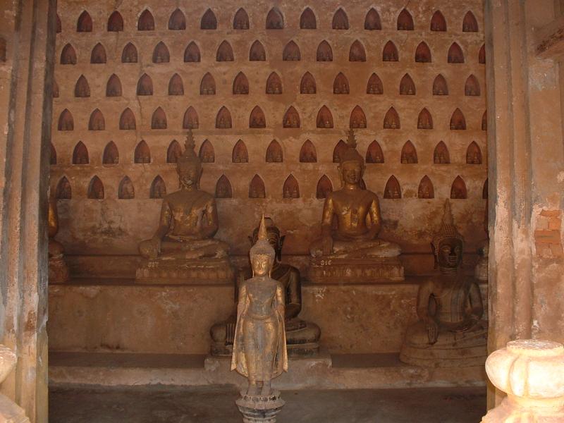 Sur tout le pourtour du cloître, des milliers de statuettes sont nichées dans les murs