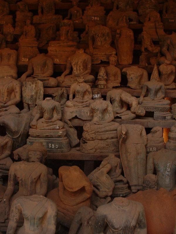 A l'intérieur du Wat, des milliers de statues décapitées lors de guerres