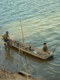 Deux enfants revenant de la pêche