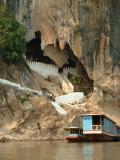 La grotte de Pak Ou, au bord du Mékong