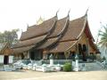 La chapelle du Boudha sacré du Wat Xieng Thong avec son architecture caractéristique de la ville