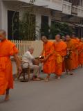 Tôt le matin, les moines de différents monastères de Luang Prabang défilent dans les rues pour obtenir leur nourriture journalière