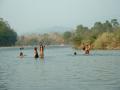 Des enfants batifolent dans la rivière...