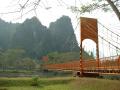 Un joli pont rouge enjambe la rivière Nam Song