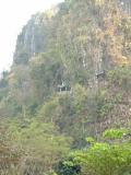 La grotte Tham Chang émerge de la falaise