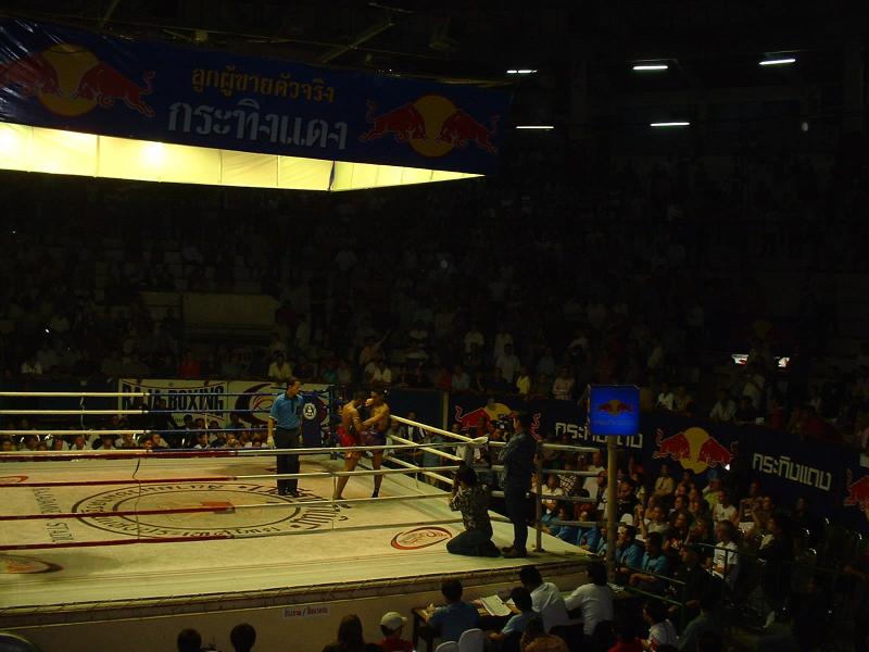 Dans la plus grande salle de boxe thaï de Thaïlande, ...