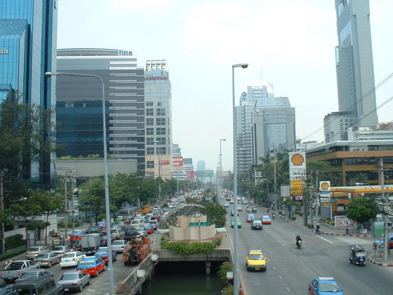 Une avenue, loin des heures de pointe