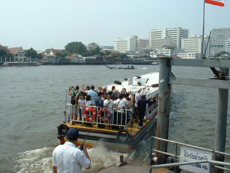 Un bateau-taxi