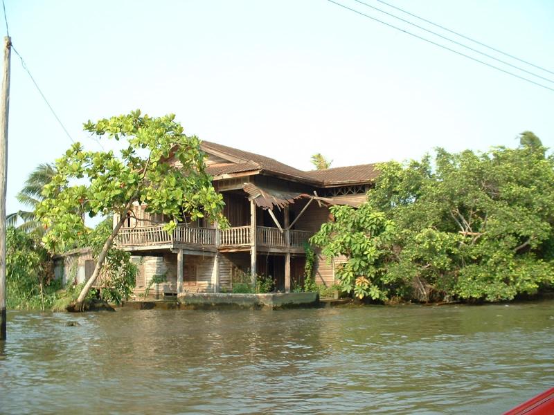 ... on vit sur l'eau des klongs, ...