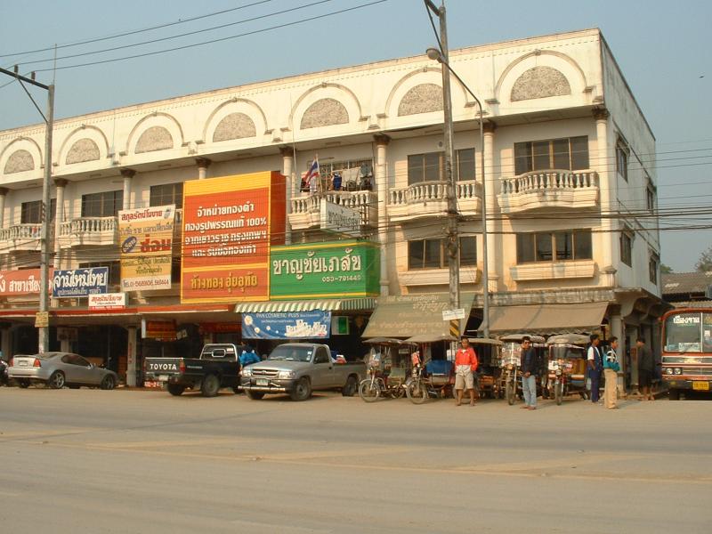 Des tuk tuk attendent à chaque coin de rue