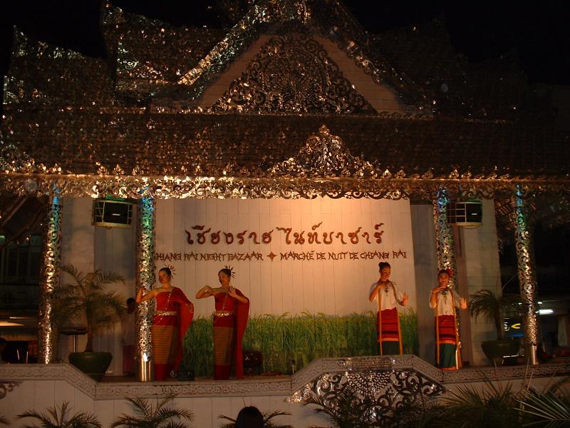 Spectacle de danse traditionnelle au Night Bazaar de Chiang Rai