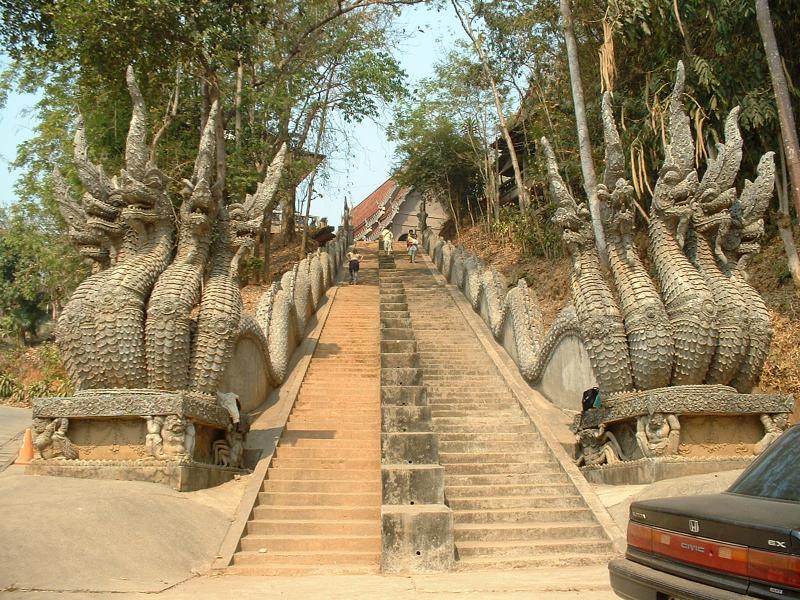 Deux énormes nagas ornent un escalier menant à une pagode