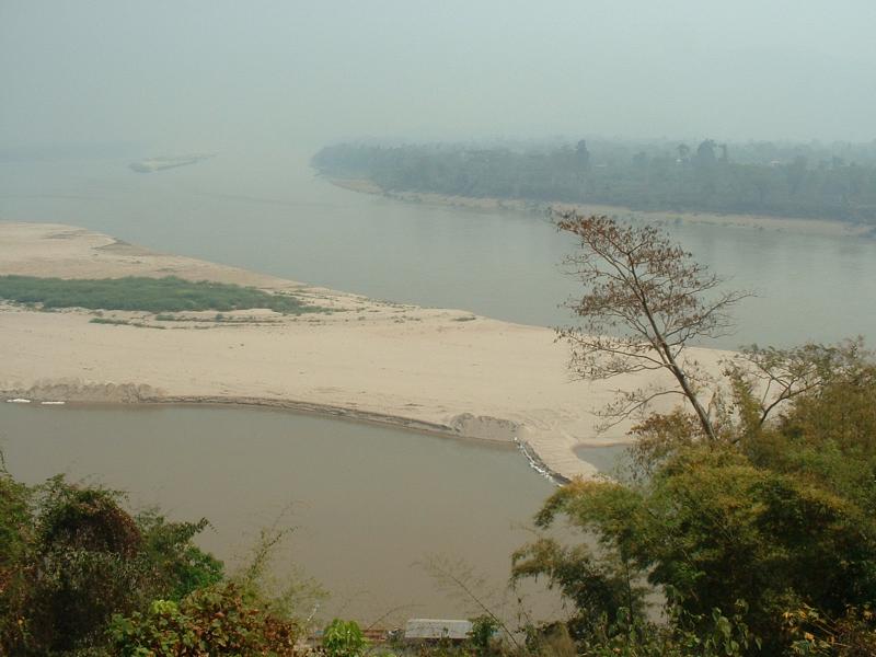 D'ici, on a une vue sur les 3 pays : en bas où nous sommes la Thaïlande, au milieu le Myanmar et au fond le Laos