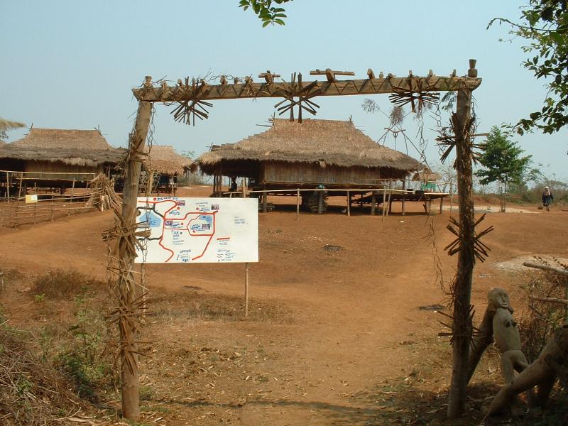 Une porte des esprits à l'entrée du village et censée retenir les esprits à l'extérieur