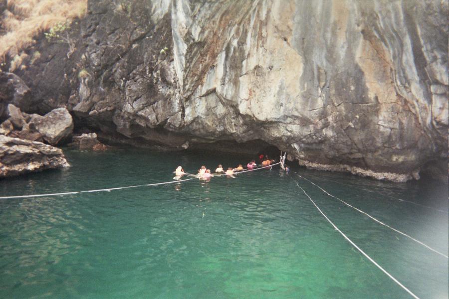 A la queue leu leu pour rentrer dans la grotte