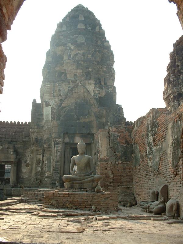 Bouddha, surveillé par les singes