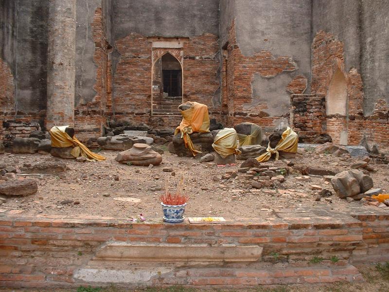 Même très abimées, les statues de Bouddha font toujours l'objet de la même dévotion