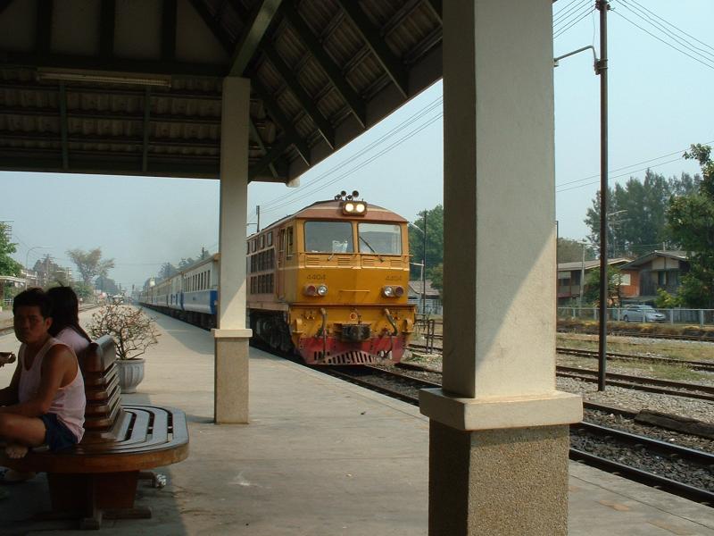 Avec 3/4 d'heure de retard, notre train pour Bangkok arrive