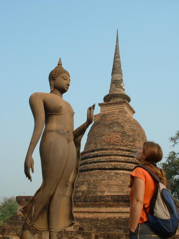 Rebecca, les yeux dans les yeux avec un Bouddha debout