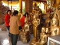 Les bouddhistes viennent déposer des feuilles d'or sur les statues
