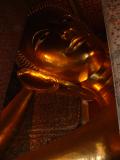 La tête de l'immense Bouddha couché