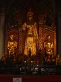Une grande statue de Bouddha debout