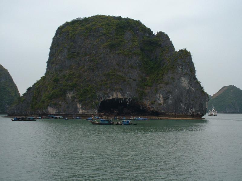 Une petite grotte où l'on récolte les nids d'hirondelles