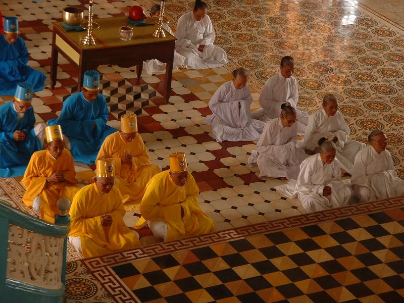 "soutanes" colorées et ambiance feutrée