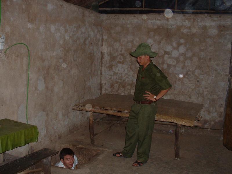 Un soldat attend à la sortie du tunnel