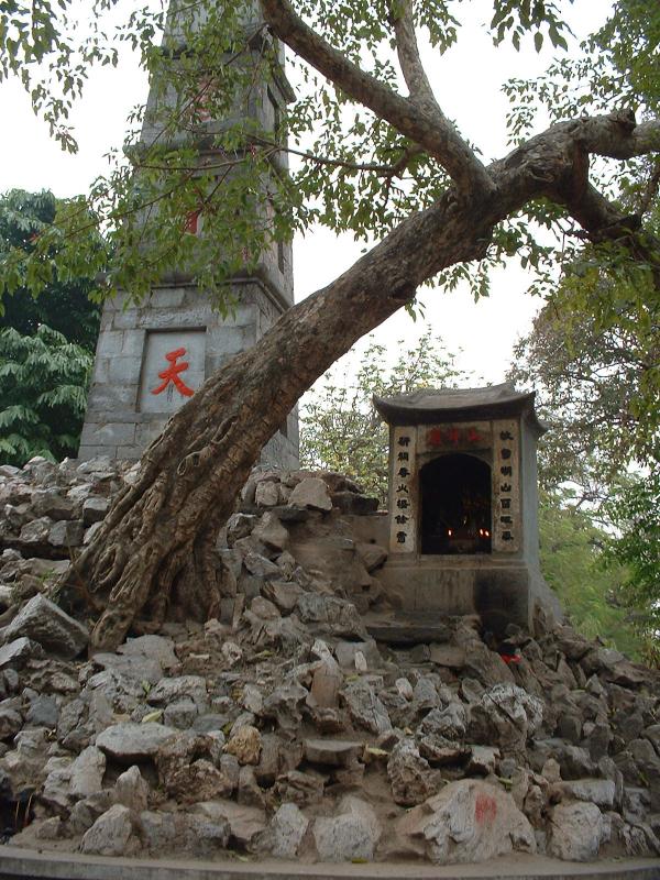 La tour du Pinceau, à l'entrée du temple Ngoc Son