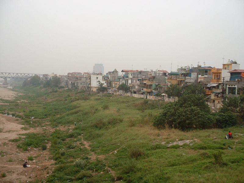 Aux abords de Hanoi et du fleuve, la pauvreté