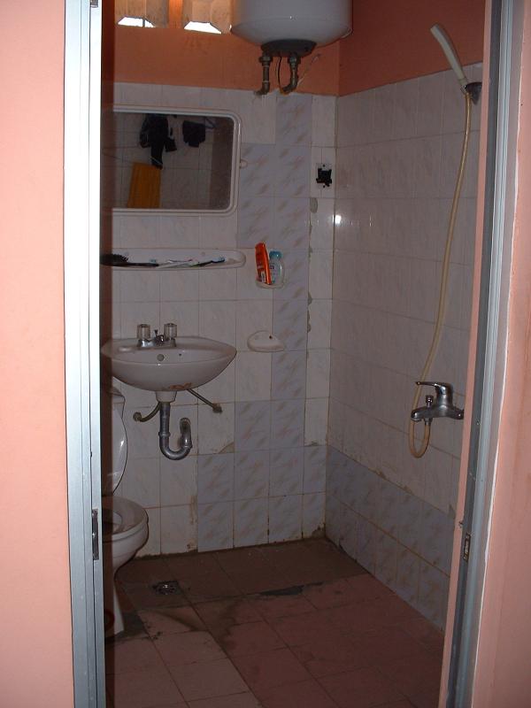 La douche très "attirante" de notre première chambre du voyage
