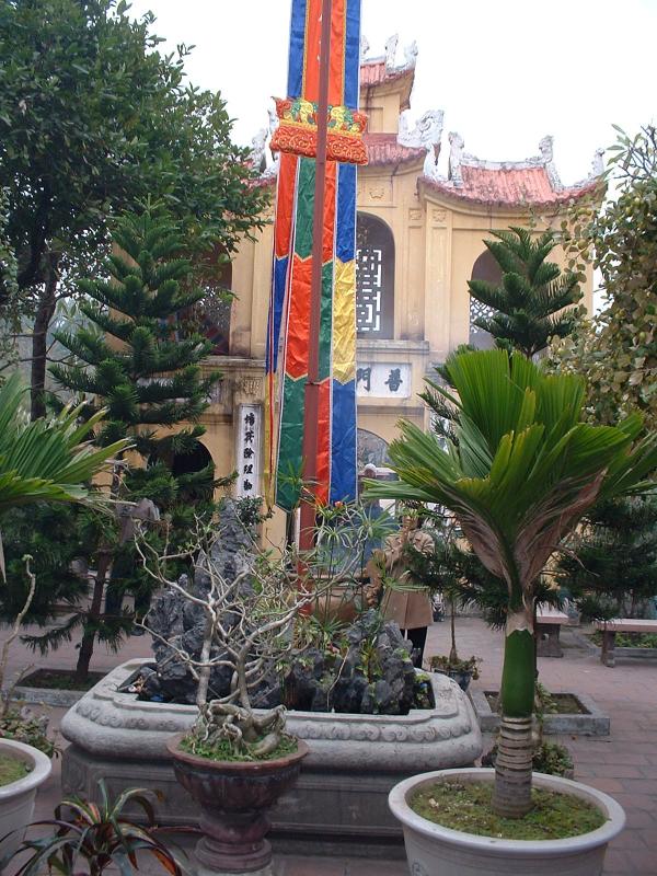 A l'intérieur de la pagode du Pilier Unique