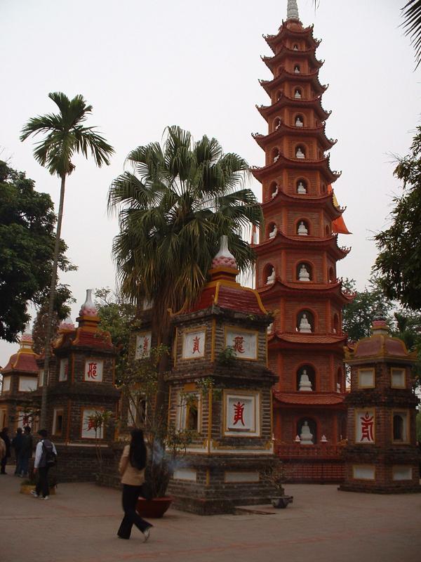 Tour symbolisant les étapes de la vie de Bouddha dans la pagode Tran Quoc