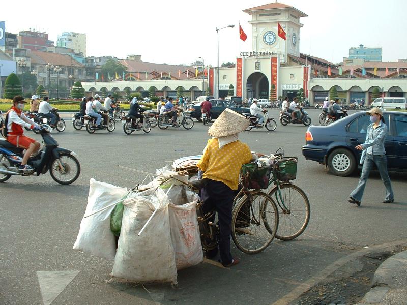 En route vers le marché, à l'arrière plan