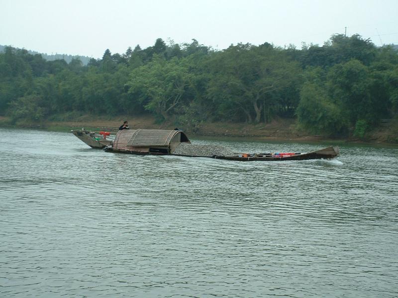 Un sampan chargé de sable