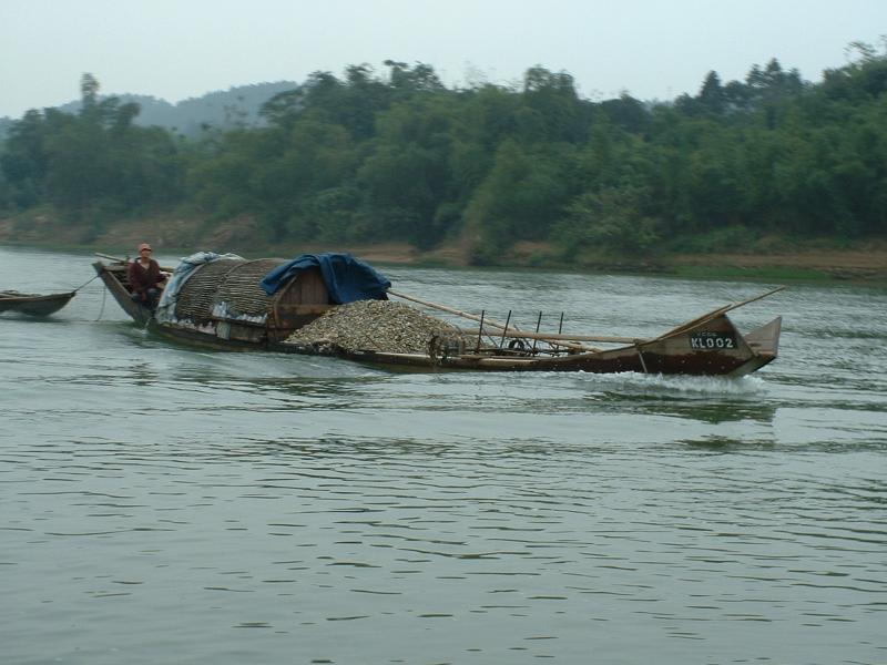 Un autre sampan, ramenant son chargement de sable