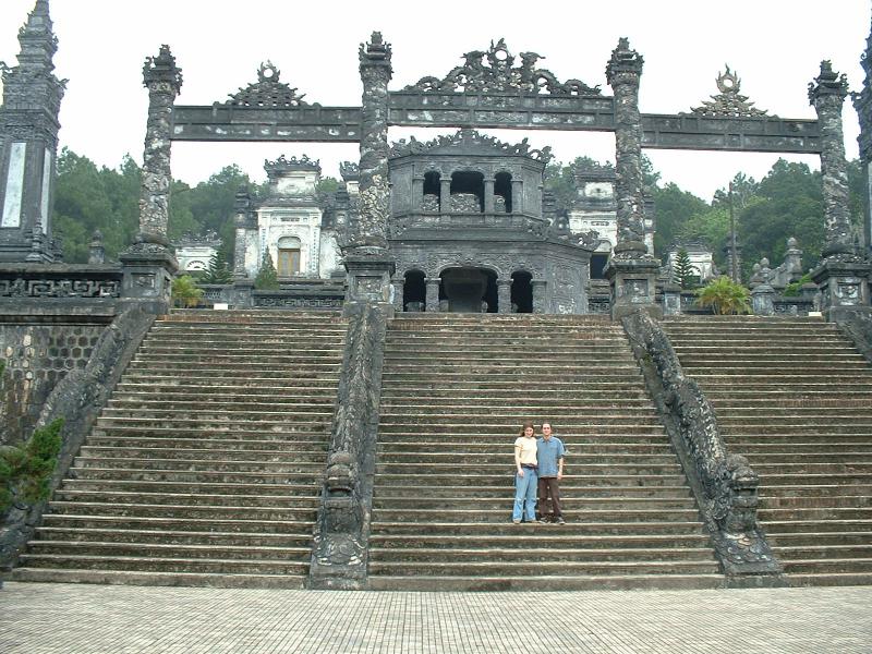 Nous, au pied du tombeau de Khai Dinh