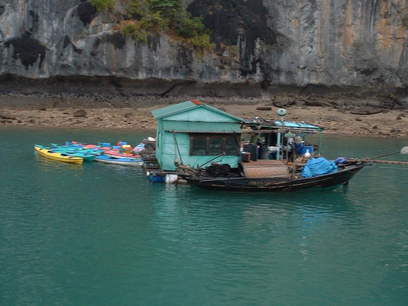 La cabane flottante du loueur de canoës