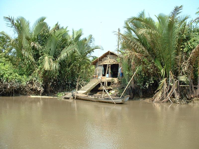 Une petite maison au bord de l'eau