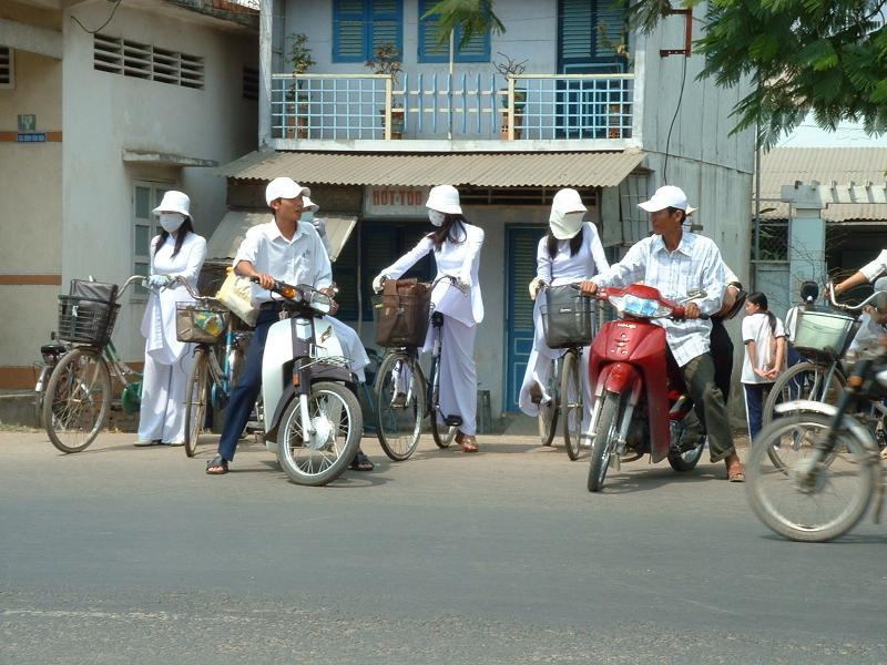 Ecolières partant pour l'école vétues de leurs uniformes