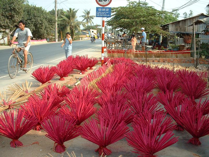 Bâtons d'encens séchant au soleil au bord de la route