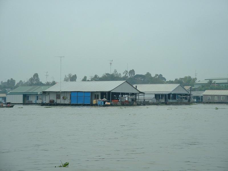 La pisciculture se fait directement sous les maisons flottantes