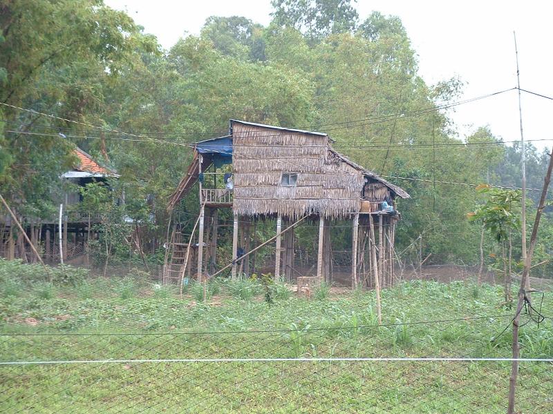 Une maison sur pilotis (l'eau peut monter de plusieurs mètres à la saison des pluies) de la minorité musulmane cham