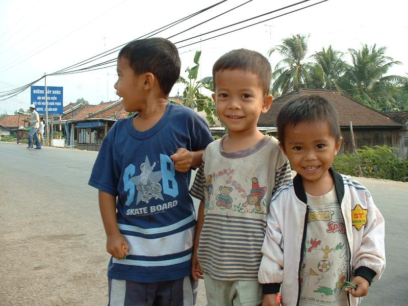 Enfants cham se marrant bien en se voyant sur l'appareil photo