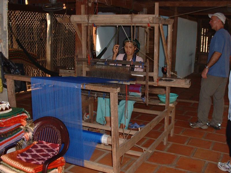 Sous les maisons s'improvisent de petits ateliers