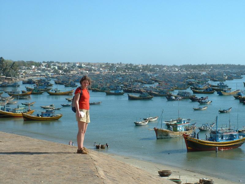 Rebecca admire le port et sa myriade de bateaux