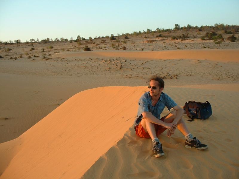 Le soleil couchant rend les dunes encore plus oranges